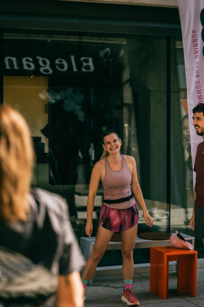 Ogrevanje tekačice na Bagel RUNU v centru Ljubljane